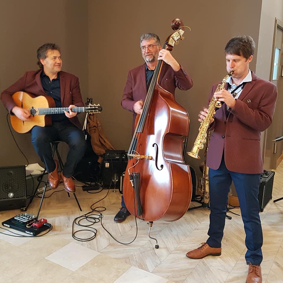 Vendredi 03 mai 2019, le groupe SAMOVAR SWING TRIO était à l'hôtel Mercure **** de Cholet (49) pour la soirée LES INSTANTS CHENIN. Remerciements à la Fédération Viticole Anjou Saumur !