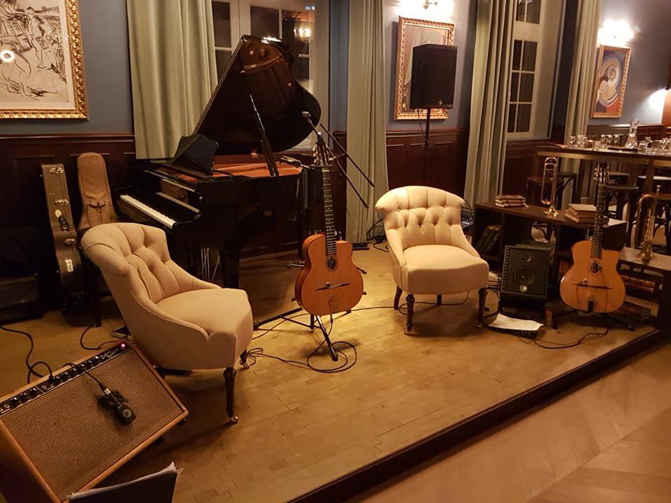 Vendredi 04 janvier 2019, SAMOVAR SWING DUO était à l'Hôtel Chais Monnet à Cognac (17) pour le 1er concert de l'année du bar Le 1838. Merci à Maxime Plisson et Philippe Parant !