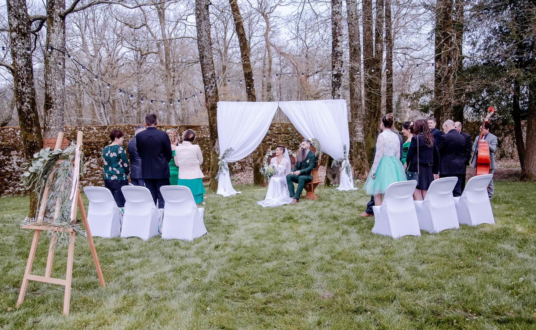 Dimanche 24 mars 2019, JAZZIN' TOWN (en formule Trio Saxophone, Guitare et Contrebasse) était l'un des prestataires du shooting mariage organisé au Domaine de la Barbinière à St-Laurent-sur-Sèvre (85).