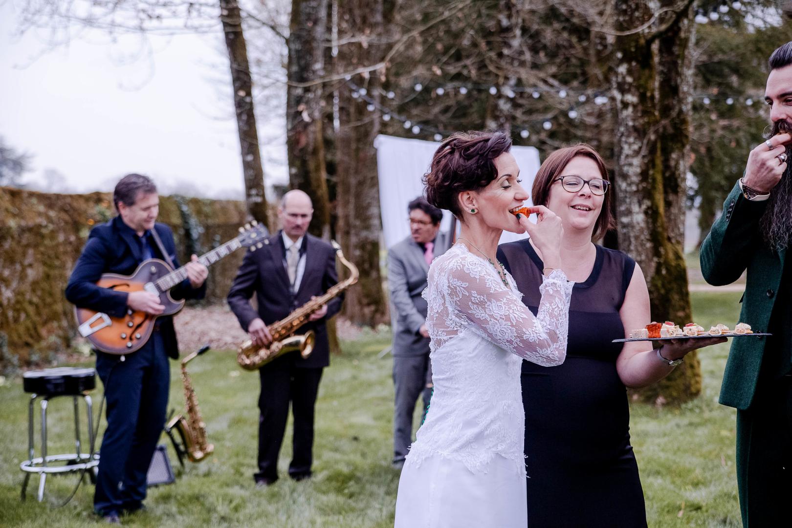 Dimanche 24 mars 2019, JAZZIN' TOWN (en formule Trio Saxophone, Guitare et Contrebasse) était l'un des prestataires du shooting mariage organisé au Domaine de la Barbinière à St-Laurent-sur-Sèvre (85).