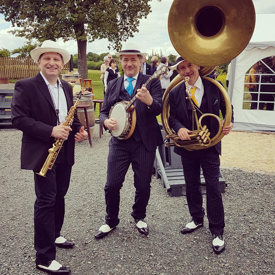 Samedi 11 mai 2019, le groupe ONLY NEW JAZZ BAND était en formule Trio au Domaine du Bois Ménias à Faymoreau (85), pour la cérémonie et le cocktail du mariage d'Elodie et Guillaume !