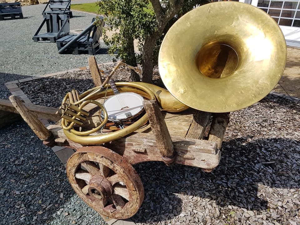 Samedi 11 mai 2019, le groupe ONLY NEW JAZZ BAND était en formule Trio au Domaine du Bois Ménias à Faymoreau (85), pour la cérémonie et le cocktail du mariage d'Elodie et Guillaume !