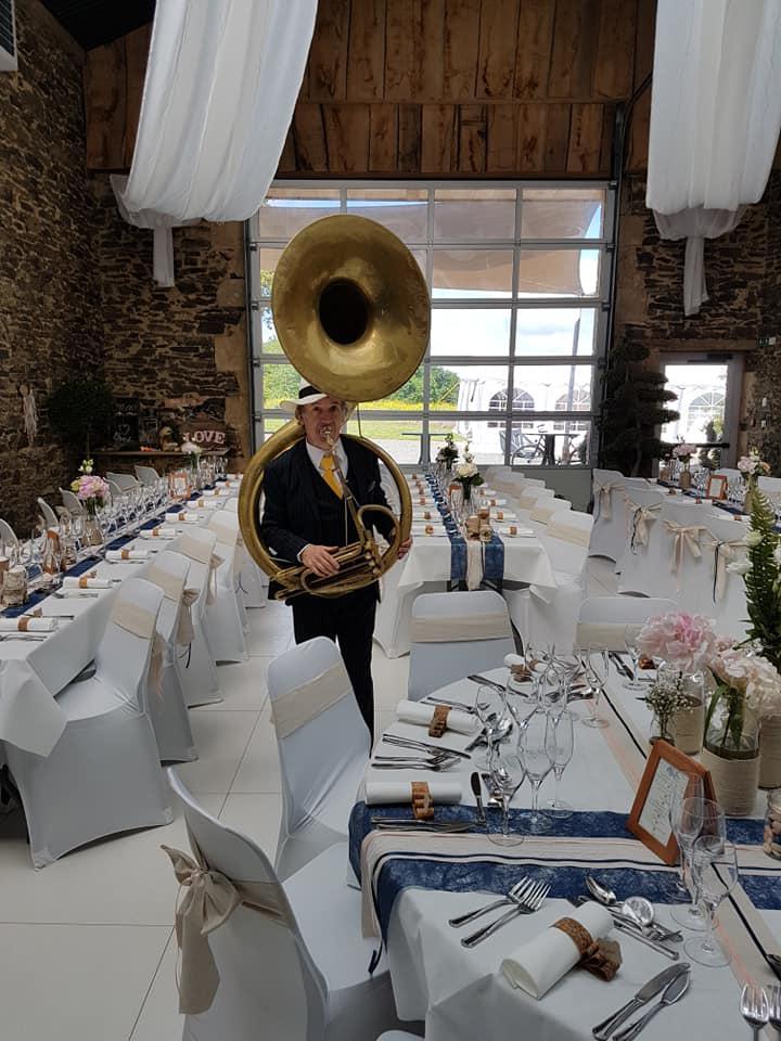 Samedi 11 mai 2019, le groupe ONLY NEW JAZZ BAND était en formule Trio au Domaine du Bois Ménias à Faymoreau (85), pour la cérémonie et le cocktail du mariage d'Elodie et Guillaume !