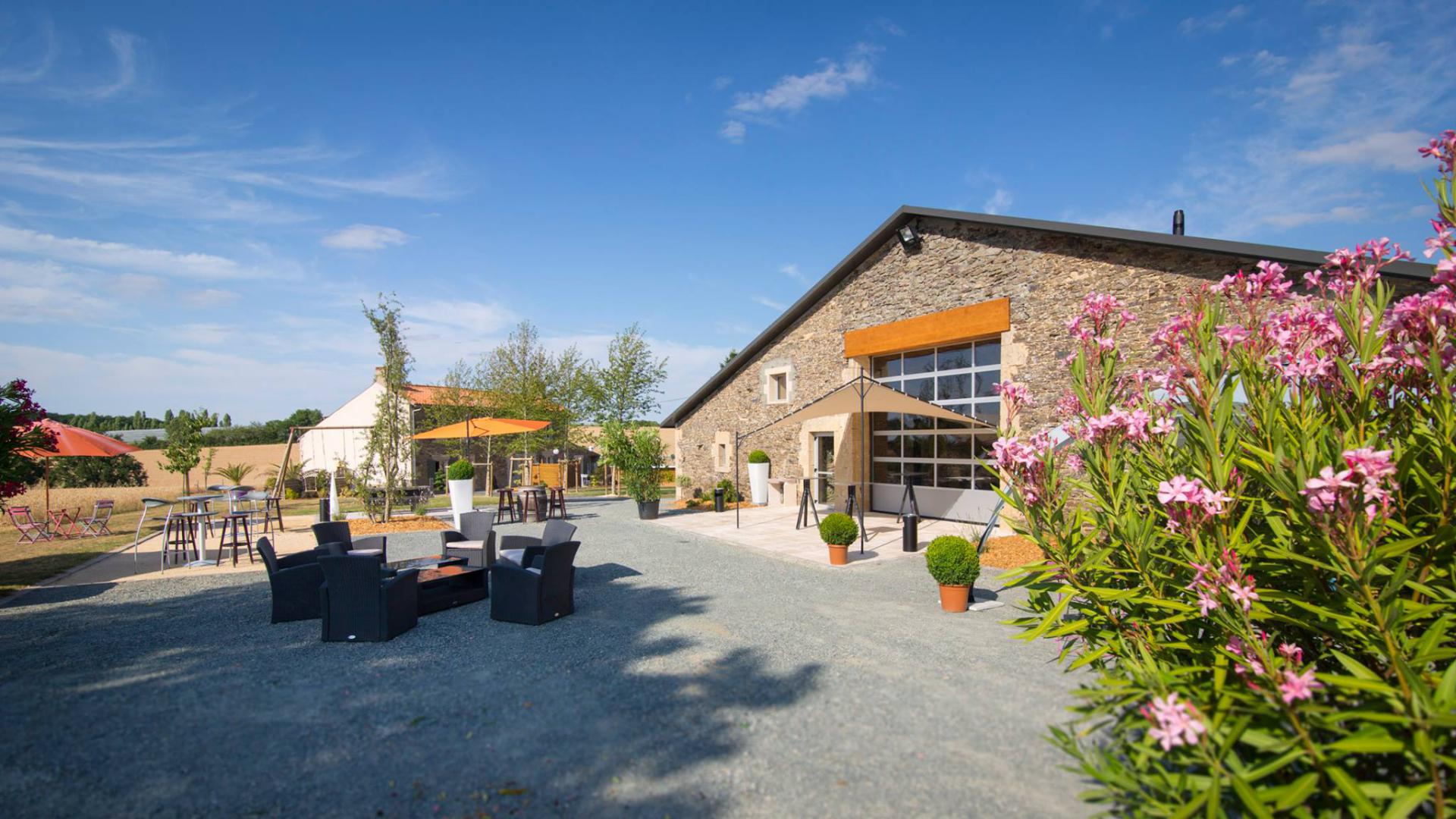 Samedi 11 mai 2019, le groupe ONLY NEW JAZZ BAND était en formule Trio au Domaine du Bois Ménias à Faymoreau (85), pour la cérémonie et le cocktail du mariage d'Elodie et Guillaume !