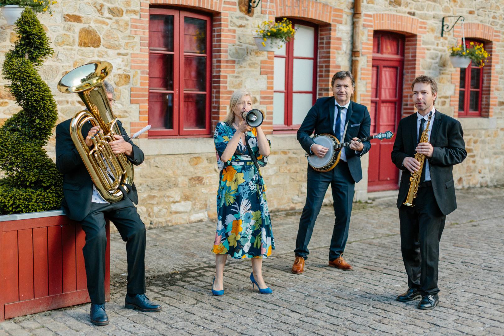Samedi 25 mai 2019, les groupes LADY SWING TRIO et ONLY NEW JAZZ BAND étaient au Domaine de la Bretesche à Missillac (44), pour l'animation d'un cocktail de mariage !