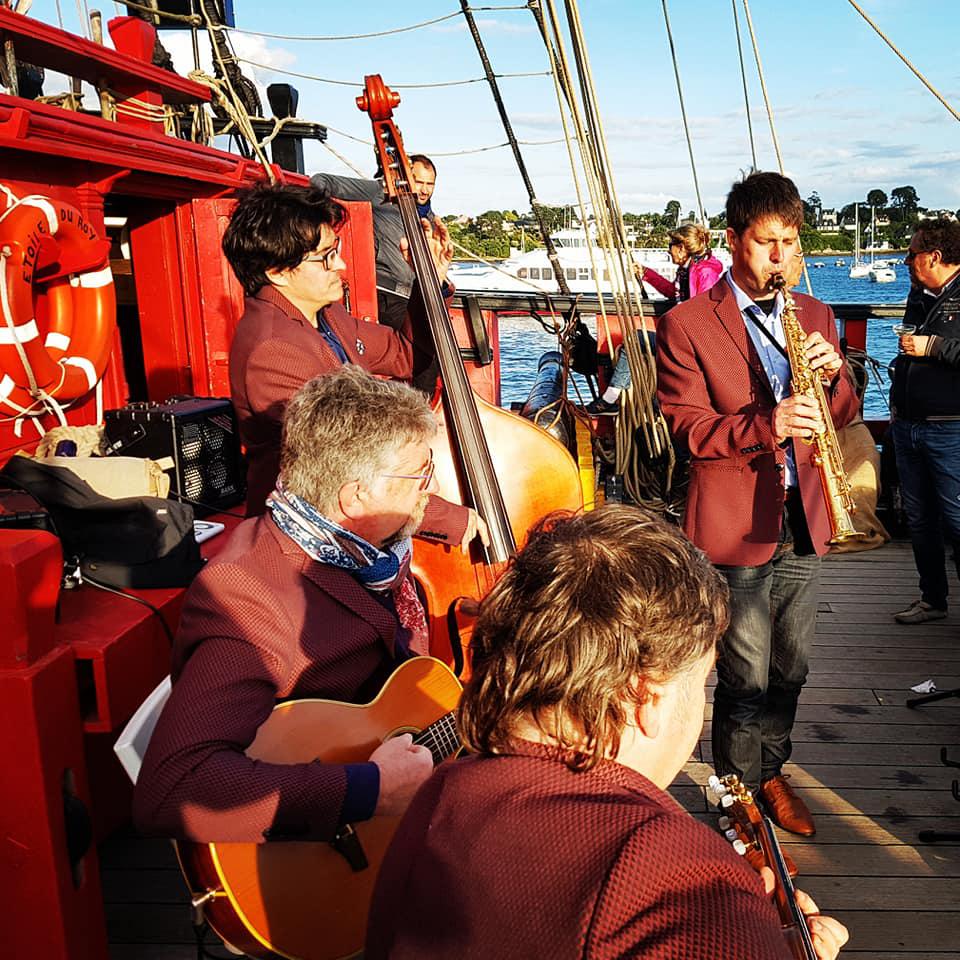 Mardi 28 mai 2019, le groupe SAMOVAR SWING QUARTET était à bord de L'Etoile du Roy sur le Golfe du Morbihan (56), dans le cadre d'un après-midi croisière/musique/cocktail pour l'entreprise OMNI RAISE !