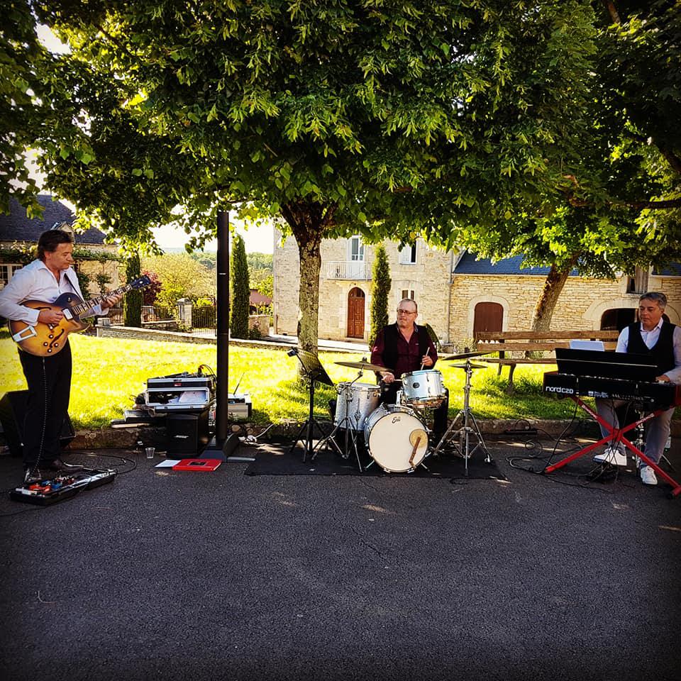 Samedi 1er juin 2019, le groupe GROOVY JAZZ TRIO (+ Françoise, chanteuse de LADY SWING TRIO) était à Nadaillac (24), pour l'animation d'un cocktail de mariage !