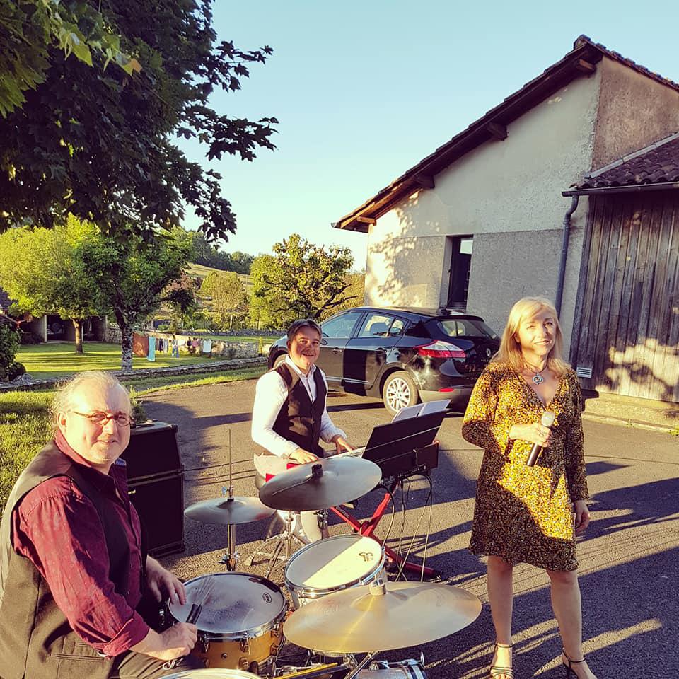 Samedi 1er juin 2019, le groupe GROOVY JAZZ TRIO (+ Françoise, chanteuse de LADY SWING TRIO) était à Nadaillac (24), pour l'animation d'un cocktail de mariage !
