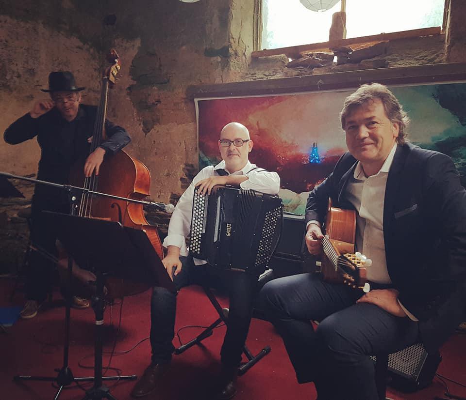 Samedi 08 juin 2019, le groupe ANOUMAN SWING TRIO était au Manoir de la Cour des Aulnays à Challain-la-Potherie (49), pour un apéro-concert lors d'un mariage !