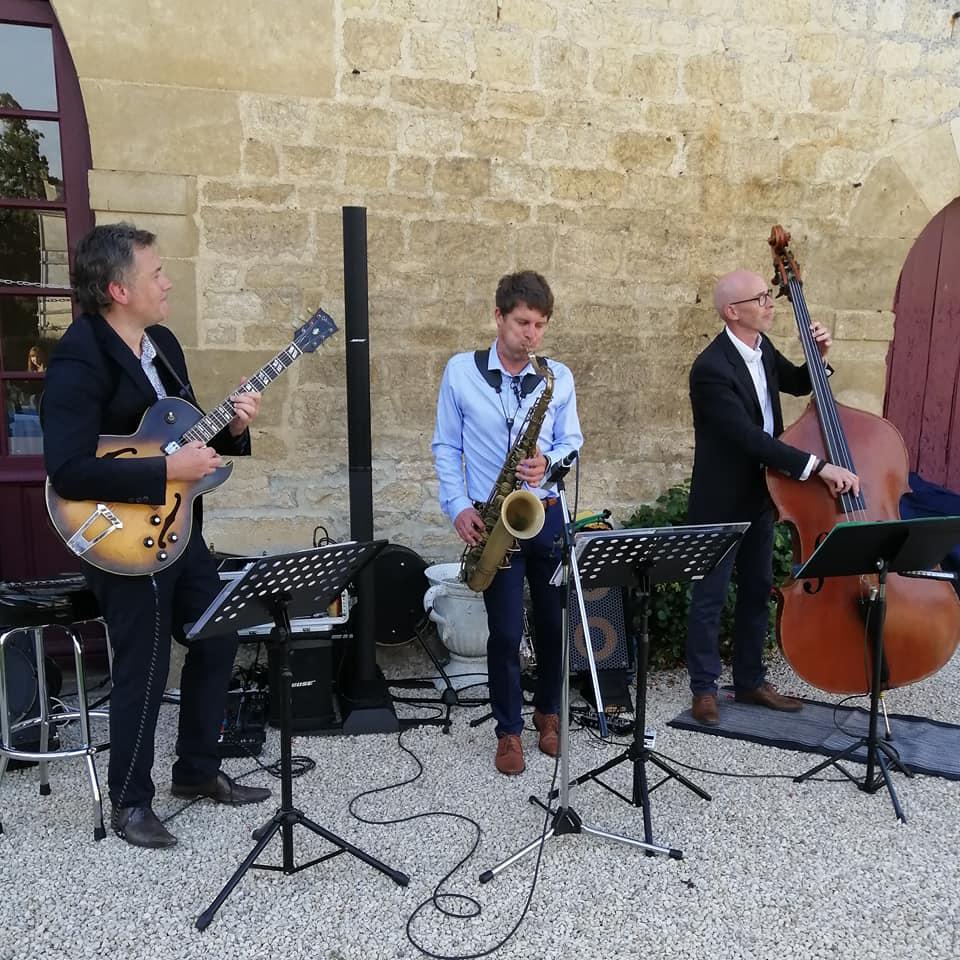 Jeudi 20 juin 2019, le trio JAZZIN' TOWN était au Château de la Taillée à Echiré (79), pour les 125 ans de la coopérative Laitière de la Sèvre !