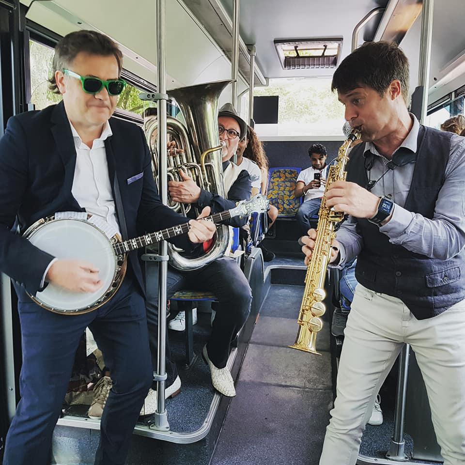 Vendredi 21 juin 2019 (de 15h à 18h), le groupe ONLY NEW JAZZ BAND se produisait en déambulation dans les bus de Niort, lors de la journée TANzik !