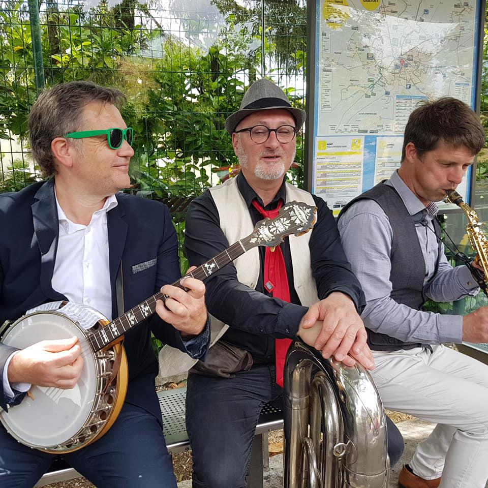 Vendredi 21 juin 2019 (de 15h à 18h), le groupe ONLY NEW JAZZ BAND se produisait en déambulation dans les bus de Niort, lors de la journée TANzik !