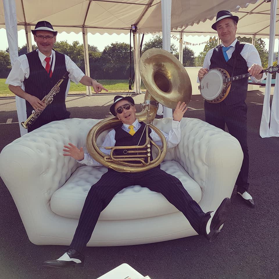 Jeudi 27 juin 2019, le groupe ONLY NEW JAZZ BAND était en formule Trio à Beaucouzé (49), pour l'agence In Extenso Angers Ouest ! Il a fait chaud sous les chapeaux !!!