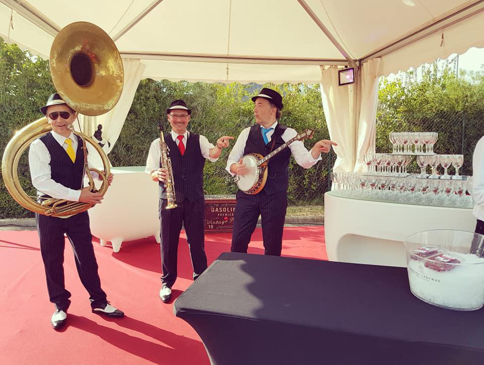 Jeudi 27 juin 2019, le groupe ONLY NEW JAZZ BAND était en formule Trio à Beaucouzé (49), pour l'agence In Extenso Angers Ouest ! Il a fait chaud sous les chapeaux !!!