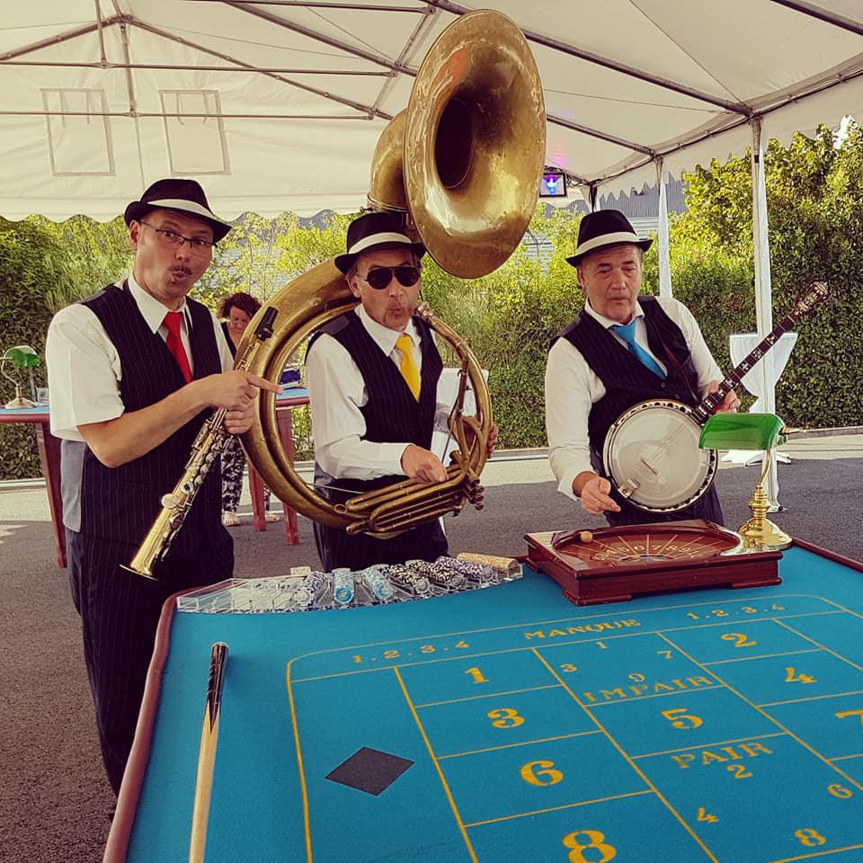 Jeudi 27 juin 2019, le groupe ONLY NEW JAZZ BAND était en formule Trio à Beaucouzé (49), pour l'agence In Extenso Angers Ouest ! Il a fait chaud sous les chapeaux !!!