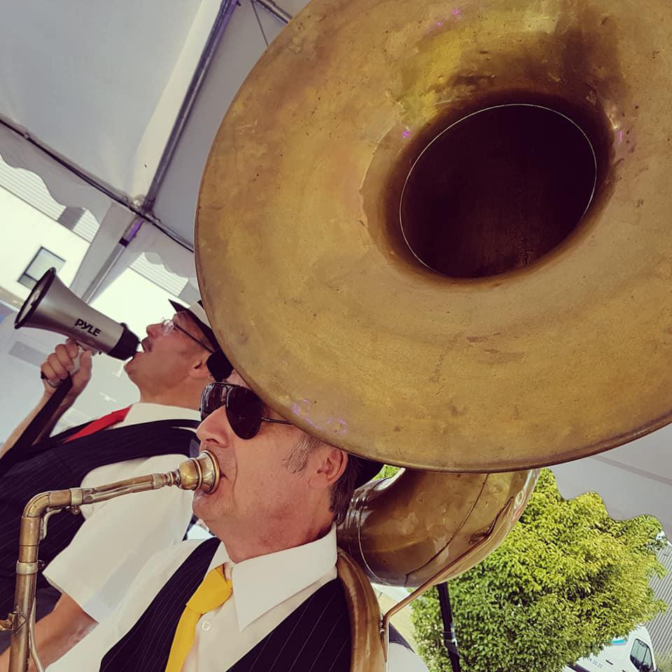 Jeudi 27 juin 2019, le groupe ONLY NEW JAZZ BAND était en formule Trio à Beaucouzé (49), pour l'agence In Extenso Angers Ouest ! Il a fait chaud sous les chapeaux !!!