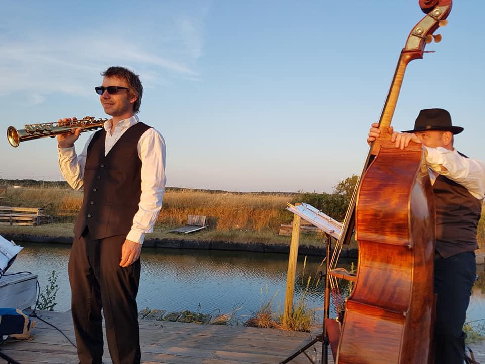 Mercredi 03 juillet 2019, le groupe SAMOVAR SWING TRIO se produisait en bord de mer au restaurant LA CABANE à Brem-sur-Mer (85), pour l'animation musicale d'un repas d'anniversaire !
