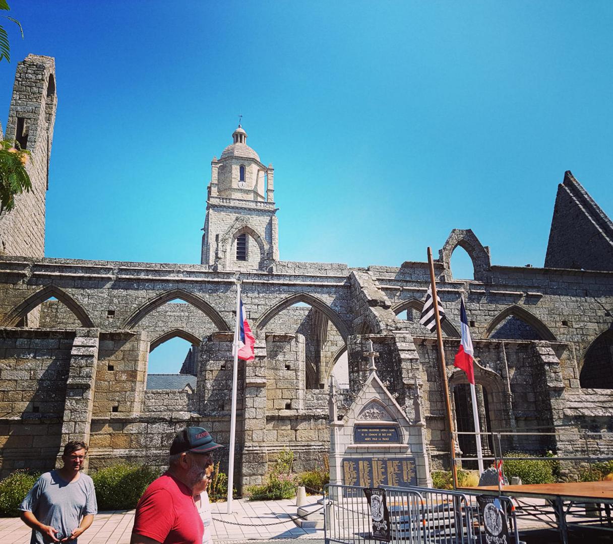 Dimanche 21 juillet 2019, le groupe SAMOVAR SWING TRIO était à Batz-sur-Mer (44), dans le cadre du festival LES NUITS SALINES !