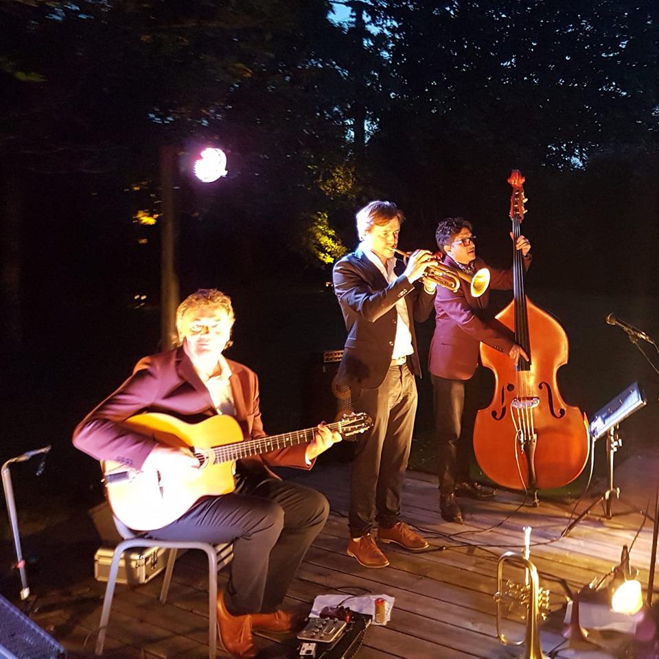 Vendredi 02 août 2019, le groupe SAMOVAR SWING TRIO était à Carnac (56), en formule Trompette, Guitare &#38; Contrebasse !