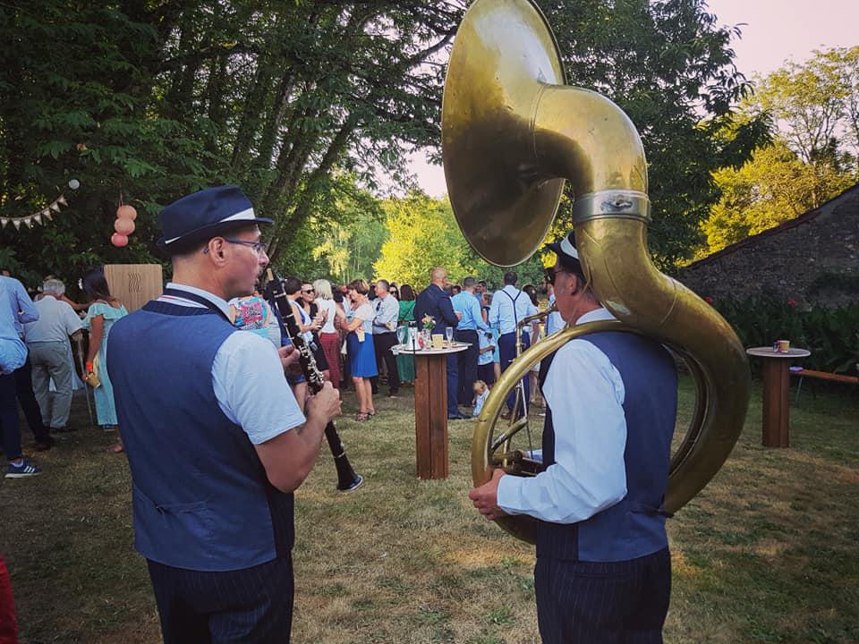 Samedi 03 août 2019 (de 17h à 20h), le groupe ONLY NEW JAZZ BAND était en formule Trio à Thouarsais-Bouildroux (85), pour l'animation du cocktail de mariage de Noémie et Boris !