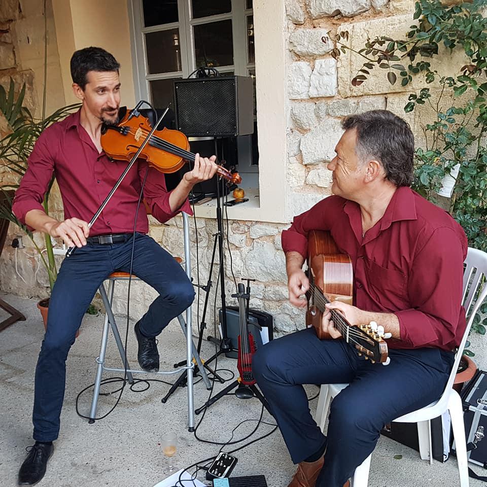 Jeudi 15 août 2019, le groupe SAMOVAR SWING DUO était en formule Violon &#38; Guitare pour un concert privé, chez l'habitant à La Roche Chalais (24) !