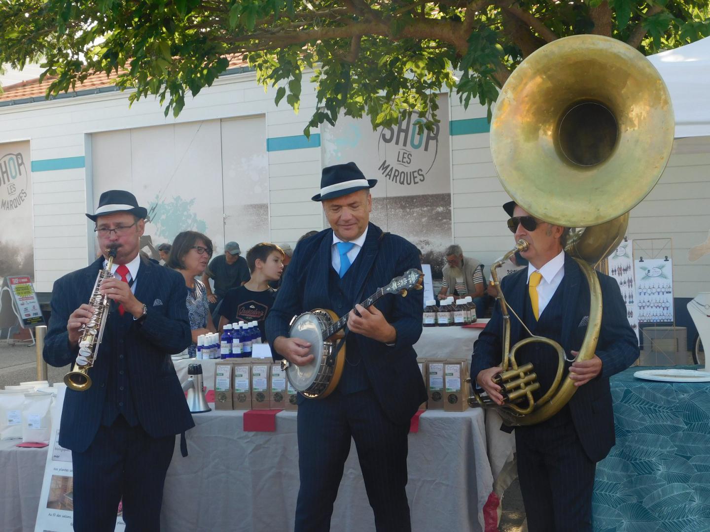 Lundi 19 août 2019, le groupe ONLY NEW JAZZ BAND était en formule Trio sur la marché de Fromentine (85), dans le cadre de la Soirée Gourmande entre Terre et Mer ! Merci à Morgane Guillaud pour les photos. Remerciements à Rachid Bara et toute son équipe pour leur sympathique accueil !