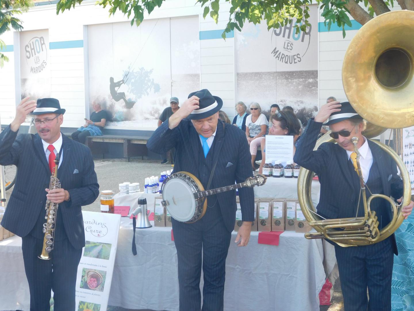 Lundi 19 août 2019, le groupe ONLY NEW JAZZ BAND était en formule Trio sur la marché de Fromentine (85), dans le cadre de la Soirée Gourmande entre Terre et Mer ! Merci à Morgane Guillaud pour les photos. Remerciements à Rachid Bara et toute son équipe pour leur sympathique accueil !