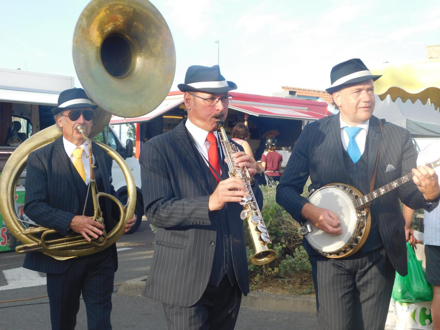 Lundi 19 août 2019, le groupe ONLY NEW JAZZ BAND était en formule Trio sur la marché de Fromentine (85), dans le cadre de la Soirée Gourmande entre Terre et Mer ! Merci à Morgane Guillaud pour les photos. Remerciements à Rachid Bara et toute son équipe pour leur sympathique accueil !