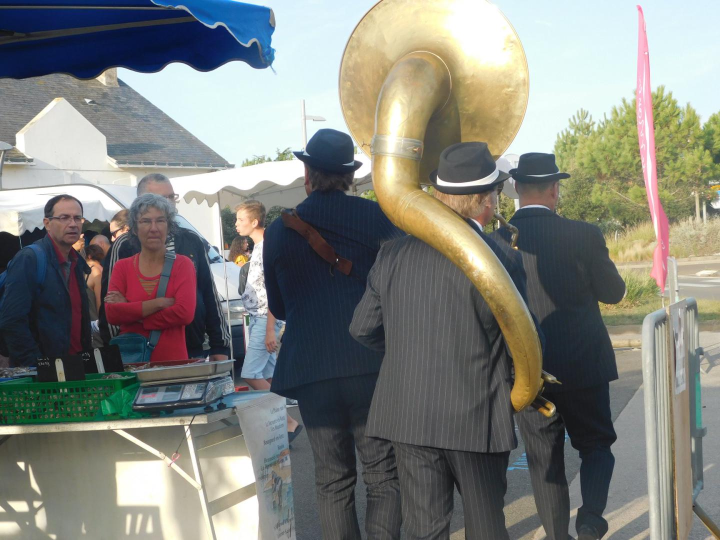 Lundi 19 août 2019, le groupe ONLY NEW JAZZ BAND était en formule Trio sur la marché de Fromentine (85), dans le cadre de la Soirée Gourmande entre Terre et Mer ! Merci à Morgane Guillaud pour les photos. Remerciements à Rachid Bara et toute son équipe pour leur sympathique accueil !