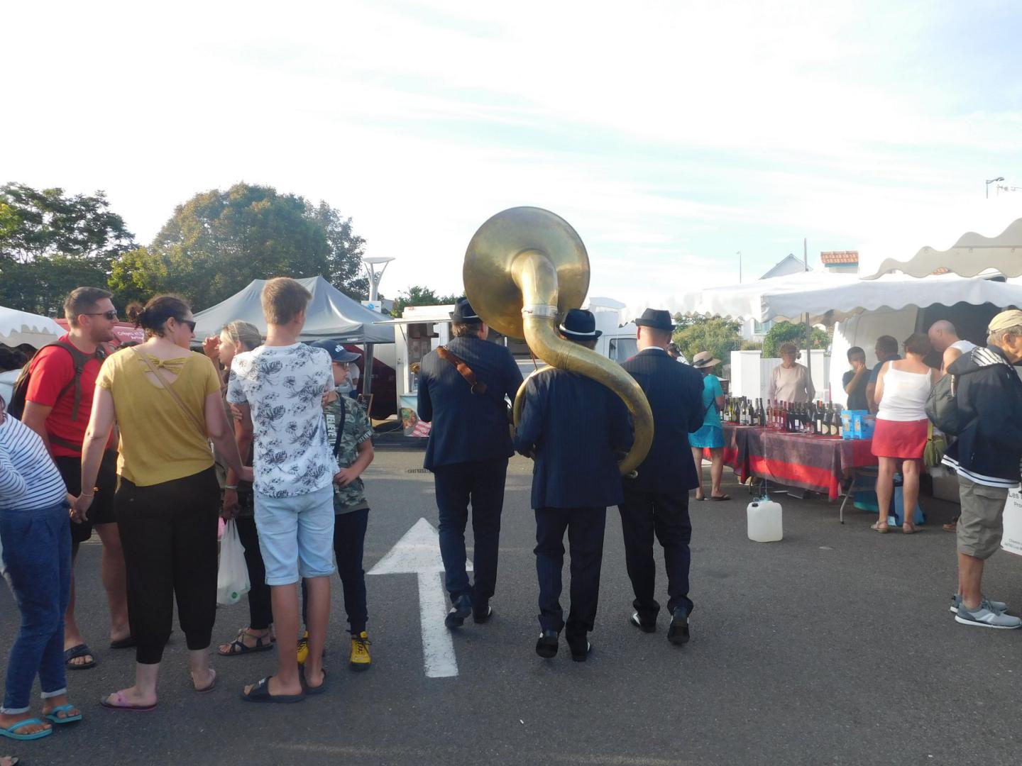 Lundi 19 août 2019, le groupe ONLY NEW JAZZ BAND était en formule Trio sur la marché de Fromentine (85), dans le cadre de la Soirée Gourmande entre Terre et Mer ! Merci à Morgane Guillaud pour les photos. Remerciements à Rachid Bara et toute son équipe pour leur sympathique accueil !