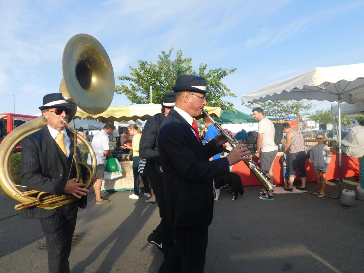 Lundi 19 août 2019, le groupe ONLY NEW JAZZ BAND était en formule Trio sur la marché de Fromentine (85), dans le cadre de la Soirée Gourmande entre Terre et Mer ! Merci à Morgane Guillaud pour les photos. Remerciements à Rachid Bara et toute son équipe pour leur sympathique accueil !
