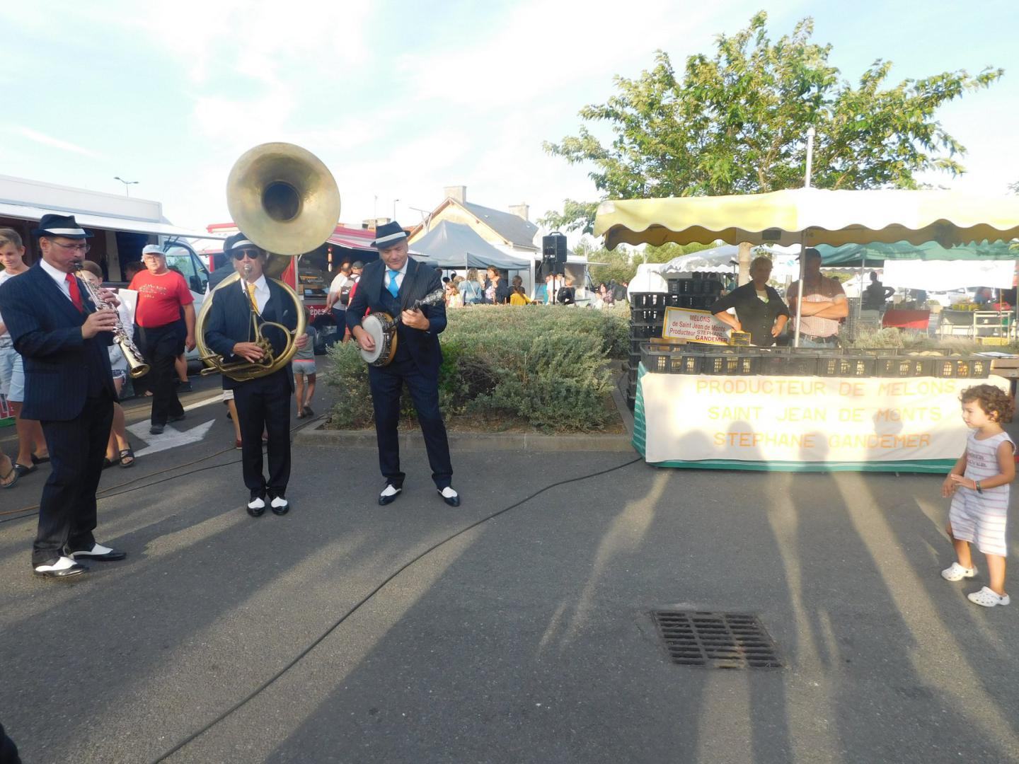 Lundi 19 août 2019, le groupe ONLY NEW JAZZ BAND était en formule Trio sur la marché de Fromentine (85), dans le cadre de la Soirée Gourmande entre Terre et Mer ! Merci à Morgane Guillaud pour les photos. Remerciements à Rachid Bara et toute son équipe pour leur sympathique accueil !