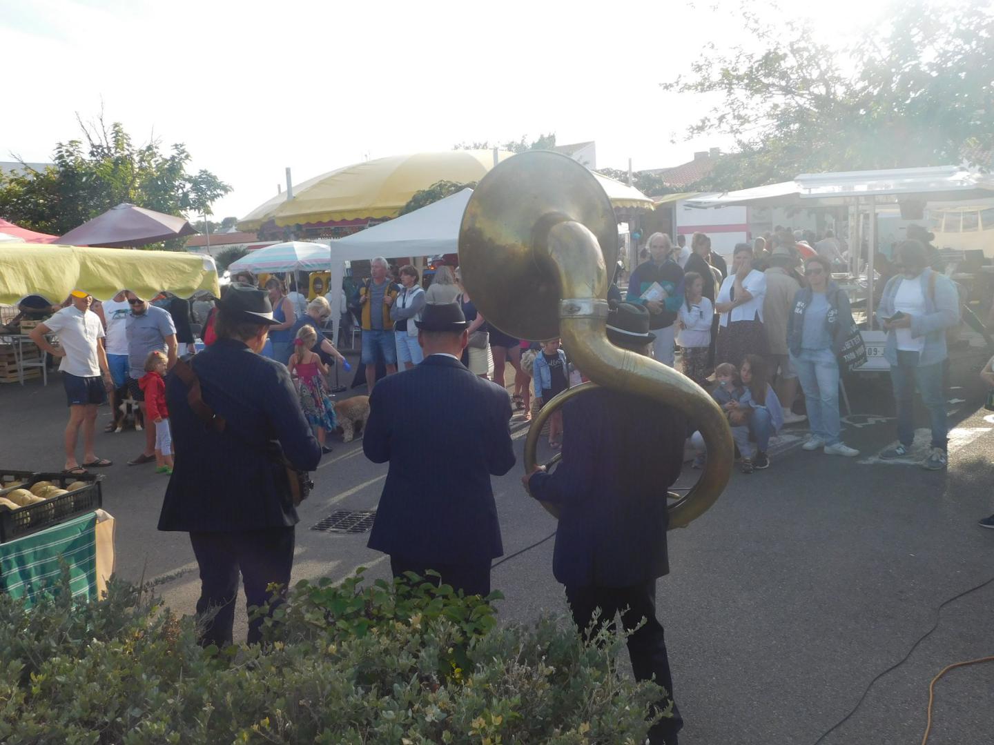 Lundi 19 août 2019, le groupe ONLY NEW JAZZ BAND était en formule Trio sur la marché de Fromentine (85), dans le cadre de la Soirée Gourmande entre Terre et Mer ! Merci à Morgane Guillaud pour les photos. Remerciements à Rachid Bara et toute son équipe pour leur sympathique accueil !