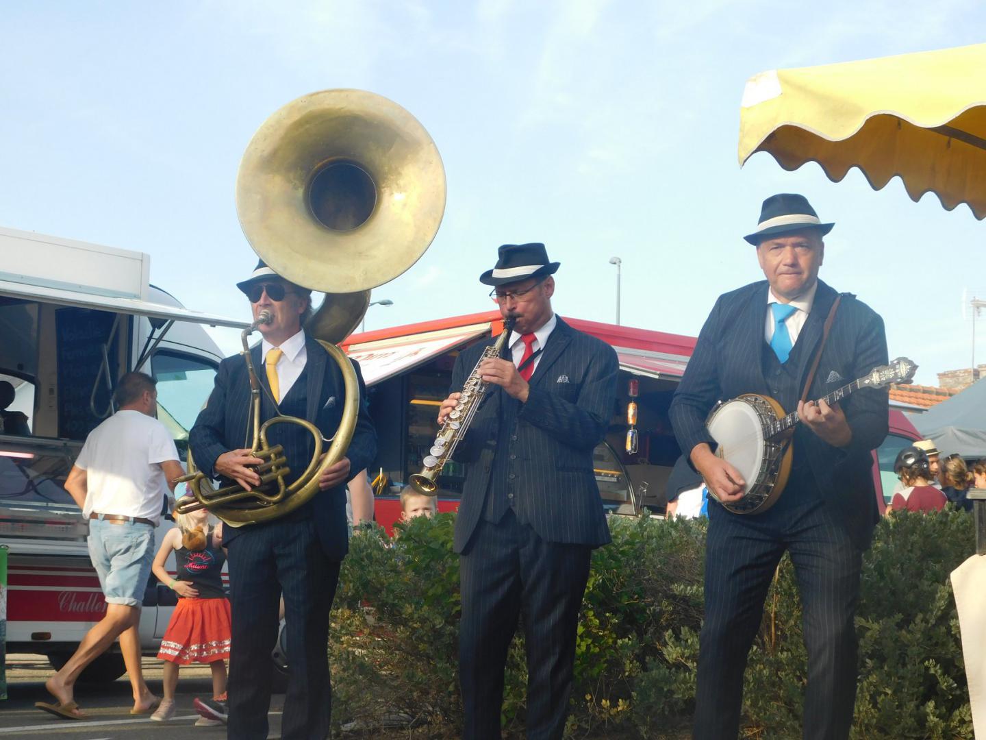 Lundi 19 août 2019, le groupe ONLY NEW JAZZ BAND était en formule Trio sur la marché de Fromentine (85), dans le cadre de la Soirée Gourmande entre Terre et Mer ! Merci à Morgane Guillaud pour les photos. Remerciements à Rachid Bara et toute son équipe pour leur sympathique accueil !
