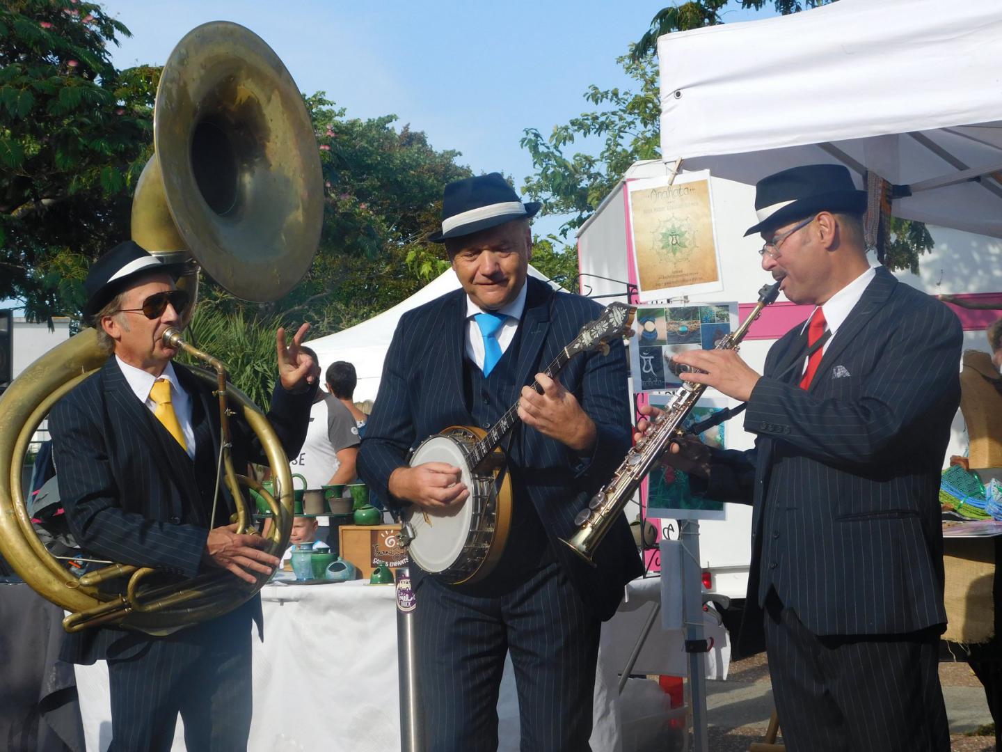 Lundi 19 août 2019, le groupe ONLY NEW JAZZ BAND était en formule Trio sur la marché de Fromentine (85), dans le cadre de la Soirée Gourmande entre Terre et Mer ! Merci à Morgane Guillaud pour les photos. Remerciements à Rachid Bara et toute son équipe pour leur sympathique accueil !
