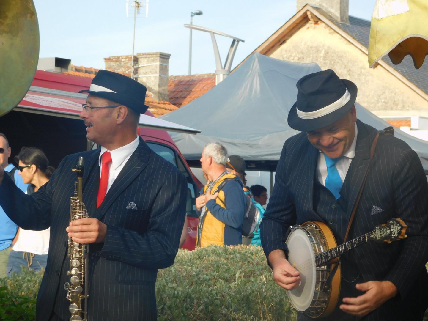 Lundi 19 août 2019, le groupe ONLY NEW JAZZ BAND était en formule Trio sur la marché de Fromentine (85), dans le cadre de la Soirée Gourmande entre Terre et Mer ! Merci à Morgane Guillaud pour les photos. Remerciements à Rachid Bara et toute son équipe pour leur sympathique accueil !