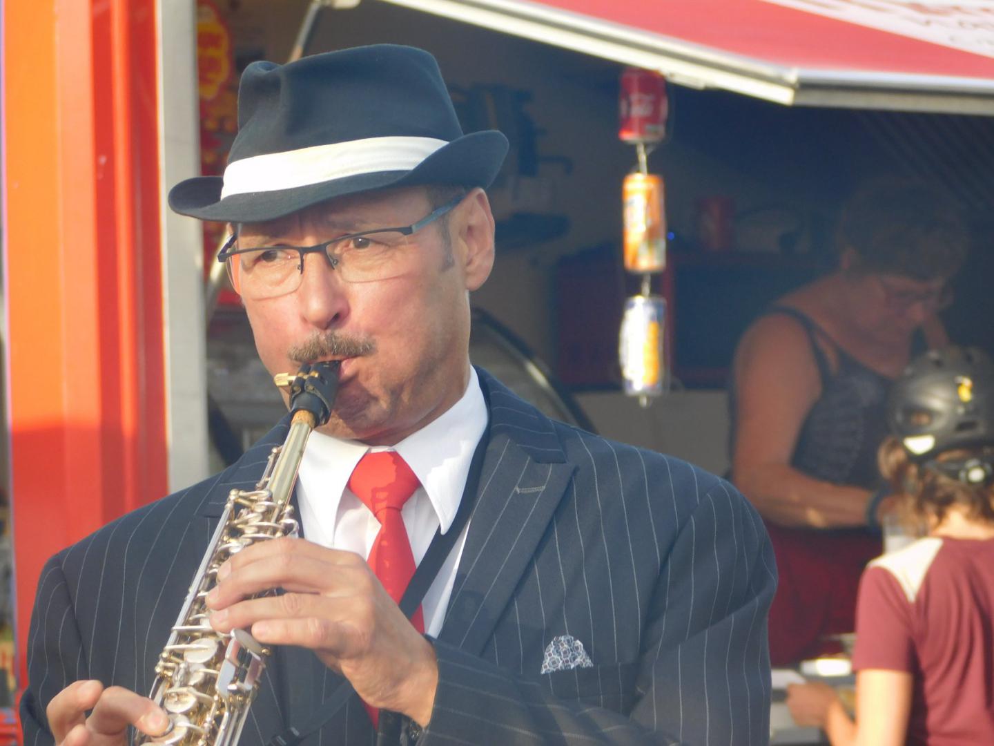 Lundi 19 août 2019, le groupe ONLY NEW JAZZ BAND était en formule Trio sur la marché de Fromentine (85), dans le cadre de la Soirée Gourmande entre Terre et Mer ! Merci à Morgane Guillaud pour les photos. Remerciements à Rachid Bara et toute son équipe pour leur sympathique accueil !