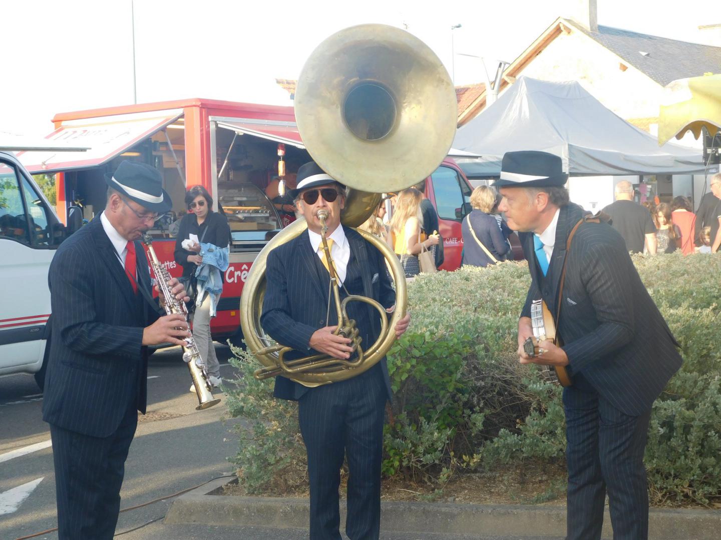 Lundi 19 août 2019, le groupe ONLY NEW JAZZ BAND était en formule Trio sur la marché de Fromentine (85), dans le cadre de la Soirée Gourmande entre Terre et Mer ! Merci à Morgane Guillaud pour les photos. Remerciements à Rachid Bara et toute son équipe pour leur sympathique accueil !