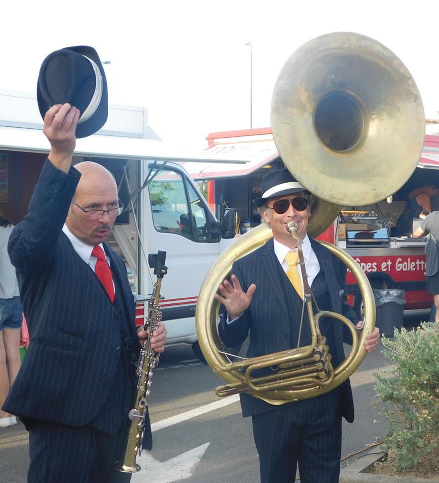 Lundi 19 août 2019, le groupe ONLY NEW JAZZ BAND était en formule Trio sur la marché de Fromentine (85), dans le cadre de la Soirée Gourmande entre Terre et Mer ! Merci à Morgane Guillaud pour les photos. Remerciements à Rachid Bara et toute son équipe pour leur sympathique accueil !