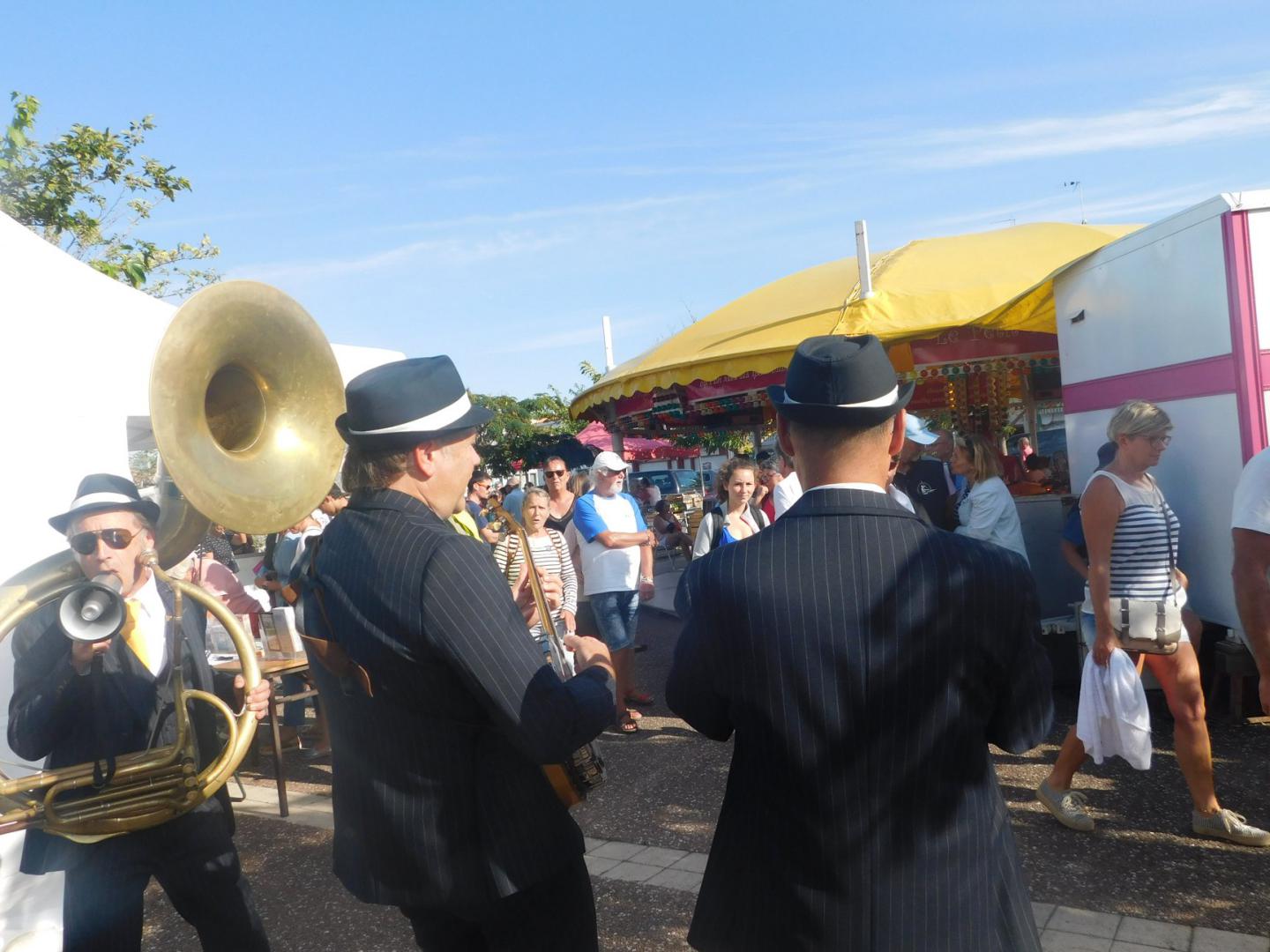 Lundi 19 août 2019, le groupe ONLY NEW JAZZ BAND était en formule Trio sur la marché de Fromentine (85), dans le cadre de la Soirée Gourmande entre Terre et Mer ! Merci à Morgane Guillaud pour les photos. Remerciements à Rachid Bara et toute son équipe pour leur sympathique accueil !