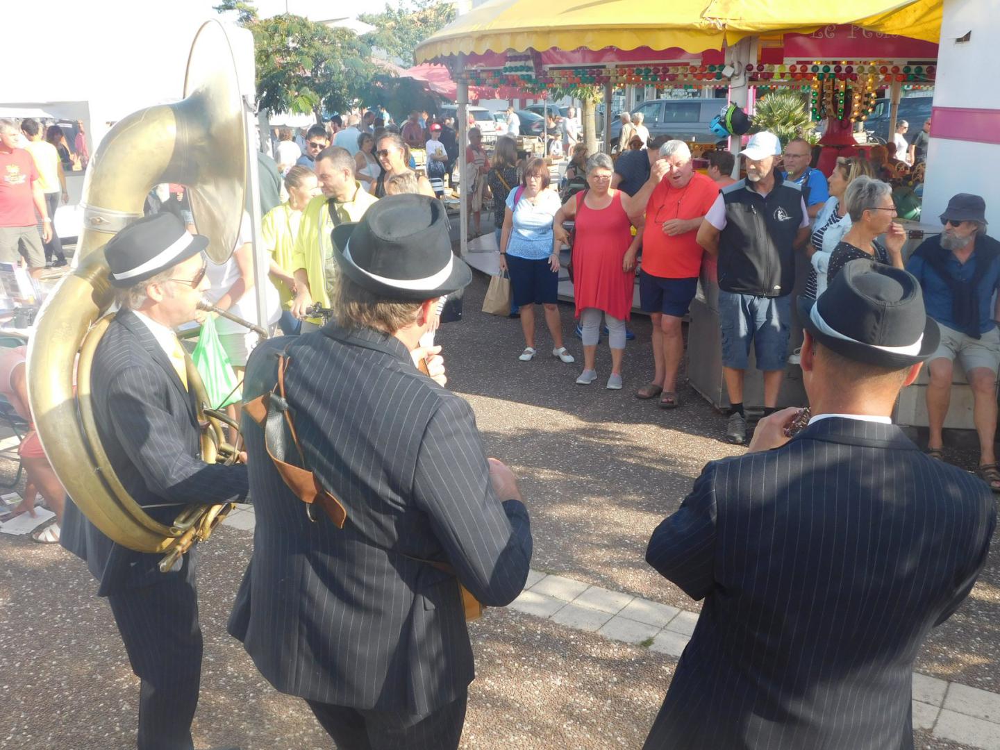 Lundi 19 août 2019, le groupe ONLY NEW JAZZ BAND était en formule Trio sur la marché de Fromentine (85), dans le cadre de la Soirée Gourmande entre Terre et Mer ! Merci à Morgane Guillaud pour les photos. Remerciements à Rachid Bara et toute son équipe pour leur sympathique accueil !