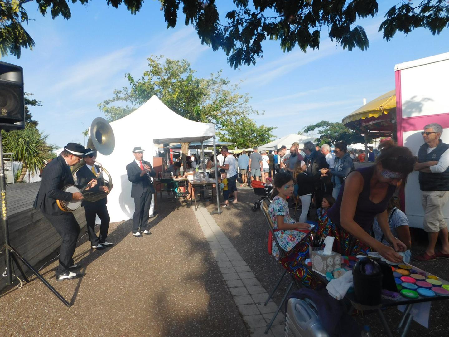 Lundi 19 août 2019, le groupe ONLY NEW JAZZ BAND était en formule Trio sur la marché de Fromentine (85), dans le cadre de la Soirée Gourmande entre Terre et Mer ! Merci à Morgane Guillaud pour les photos. Remerciements à Rachid Bara et toute son équipe pour leur sympathique accueil !