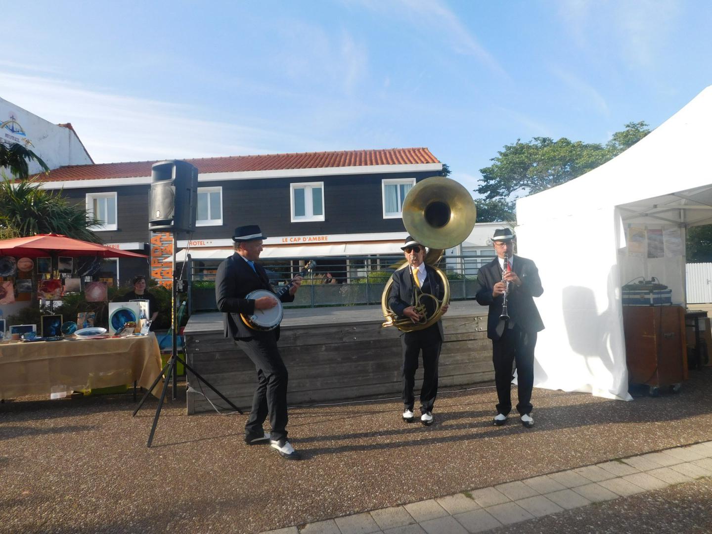 Lundi 19 août 2019, le groupe ONLY NEW JAZZ BAND était en formule Trio sur la marché de Fromentine (85), dans le cadre de la Soirée Gourmande entre Terre et Mer ! Merci à Morgane Guillaud pour les photos. Remerciements à Rachid Bara et toute son équipe pour leur sympathique accueil !