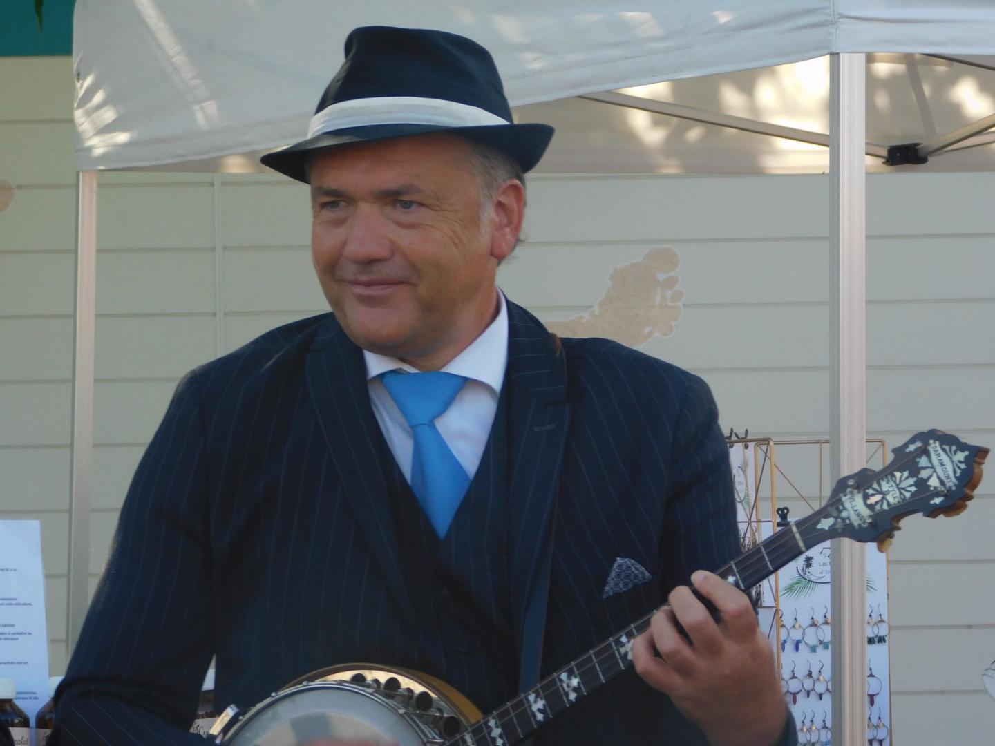 Lundi 19 août 2019, le groupe ONLY NEW JAZZ BAND était en formule Trio sur la marché de Fromentine (85), dans le cadre de la Soirée Gourmande entre Terre et Mer ! Merci à Morgane Guillaud pour les photos. Remerciements à Rachid Bara et toute son équipe pour leur sympathique accueil !