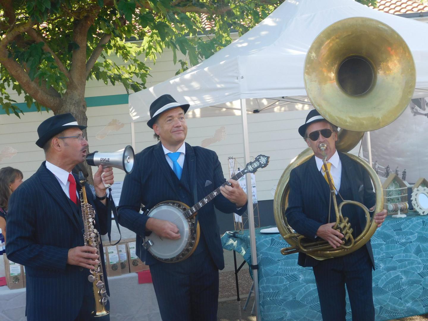 Lundi 19 août 2019, le groupe ONLY NEW JAZZ BAND était en formule Trio sur la marché de Fromentine (85), dans le cadre de la Soirée Gourmande entre Terre et Mer ! Merci à Morgane Guillaud pour les photos. Remerciements à Rachid Bara et toute son équipe pour leur sympathique accueil !
