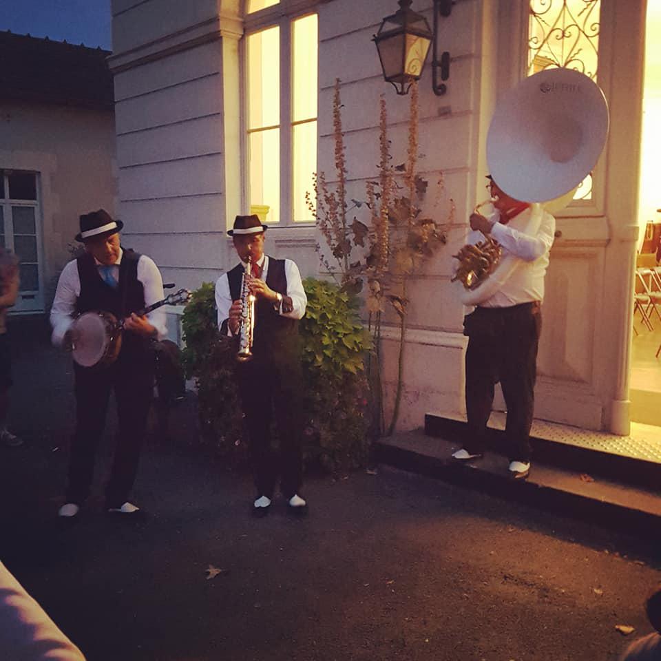 Lundi 26 août 2019, le groupe ONLY NEW JAZZ BAND était en formule Trio à Sainte-Marie-de-Ré (17), pour l'animation d'une marche aux flambeaux ! Merci aux membres de la mairie de Sainte-Marie-de-Ré pour leur accueil et à Uni-Son Production !