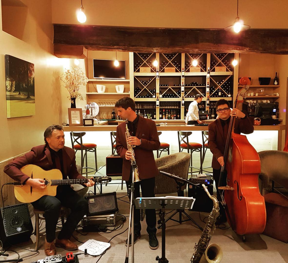 Mardi 10 septembre 2019, le groupe SAMOVAR SWING TRIO était au Château d'Augerville, à Augerville-la-Rivière (45), pour l'animation musicale d'une soirée d'entreprise !