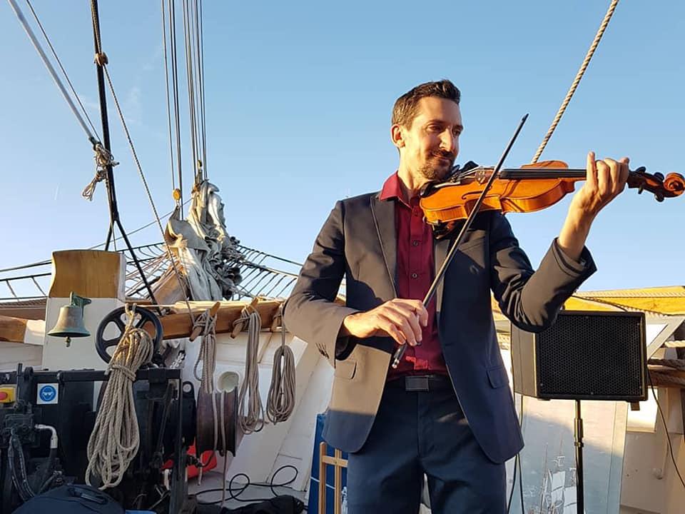 Jeudi 19 septembre 2019, le groupe SWINGIN' THE POP était en formule Duo sur le voilier Le Français à La Rochelle (17), pour un cocktail d'entreprise !