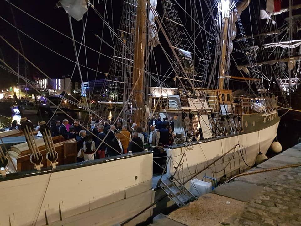 Jeudi 19 septembre 2019, le groupe SWINGIN' THE POP était en formule Duo sur le voilier Le Français à La Rochelle (17), pour un cocktail d'entreprise !