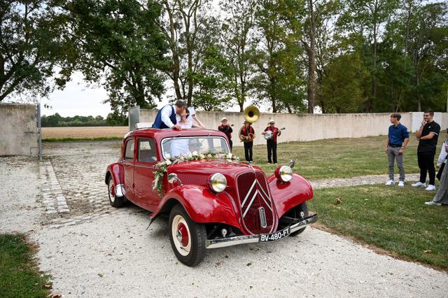 Samedi 21 septembre 2019, le groupe ONLY NEW JAZZ BAND était en formule Trio (Trompette, Banjo et Soubassophone) au Domaine de la Fragnée à Saint-Hippolyte (17), pour l'animation du mariage d'Ingrid et Jean-Luc ! (Crédit photos - www.oceandimages.fr)
